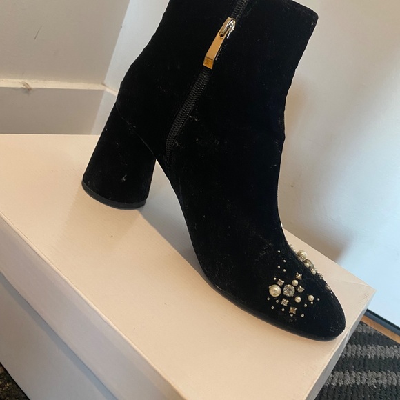 Zara Black faux suede pearl-studded ankle bootie, size 38, New! - Picture 2 of 2